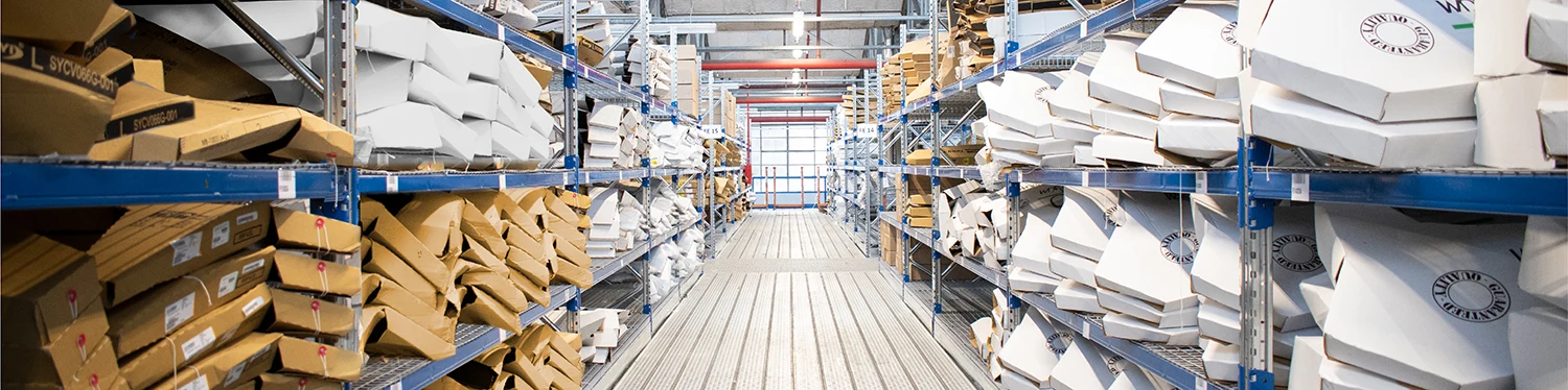 Fachbodenregale mit verpackten Ersatzteilen im Lager