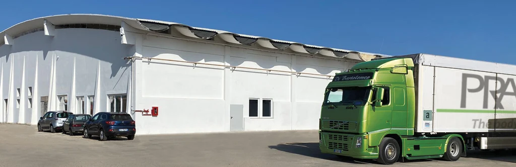 Lager in Bari mit Lkw vor der Halle