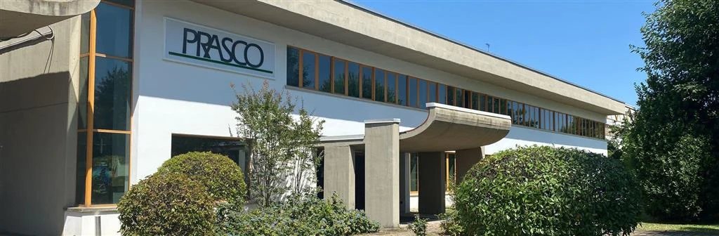 Gebäude von Paoloni in Bologna mit PRASCO Schriftzug