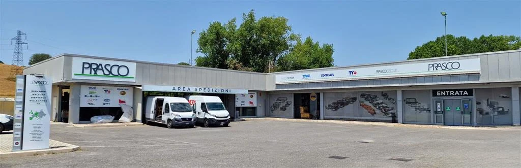Standort Rom mit Lieferwagen vor dem Gebäude